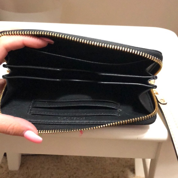 Michael Kors MK leather wristlet with phone pocket - Picture 4 of 4